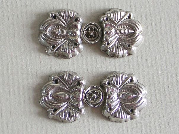 一对银子的蝴蝶领扣 (2919）